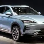 Srebrny BYD Seal U na stoisku targowym