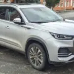 Srebrny Chery Tiggo 8 Pro Max zaparkowany przy ulicy