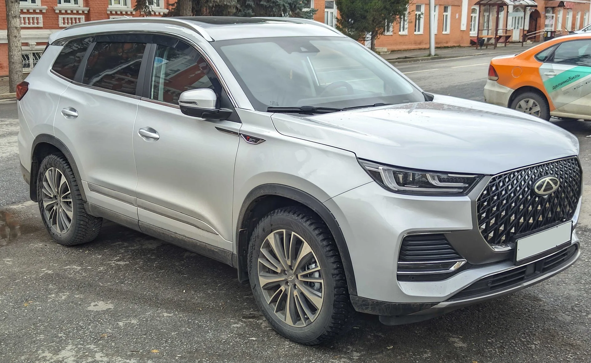 Srebrny Chery Tiggo 8 Pro Max zaparkowany przy ulicy