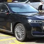 Czarna limuzyna Hongqi H9 na parkingu