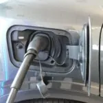 Kabel ładowania Type 2 podłączony do srebrnego samochodu elektrycznego