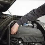 Mechanik sprawdza silnik pod otwartą maską