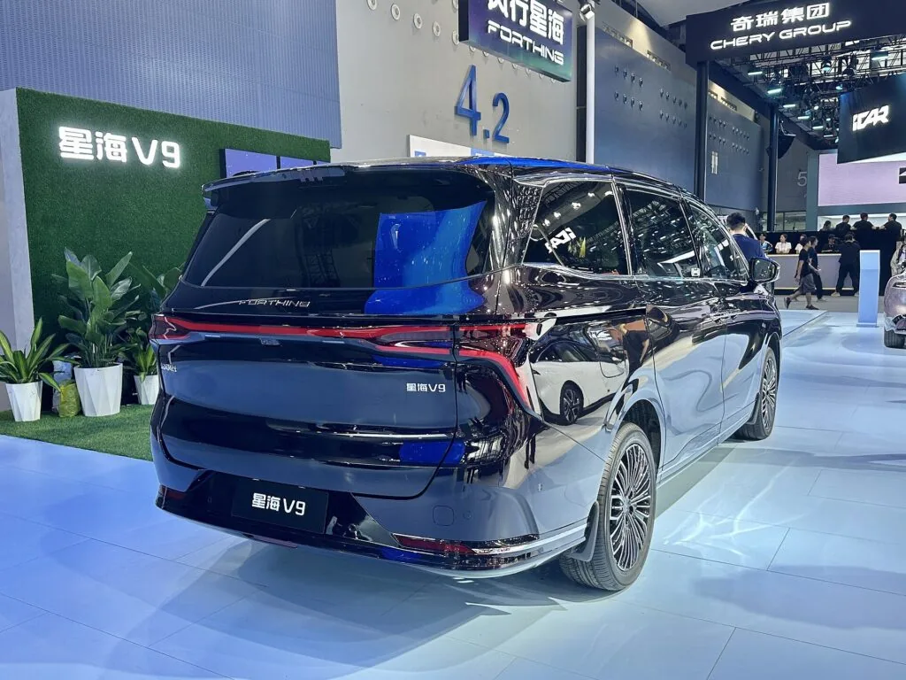 Forthing V-Tour – widok z tyłu