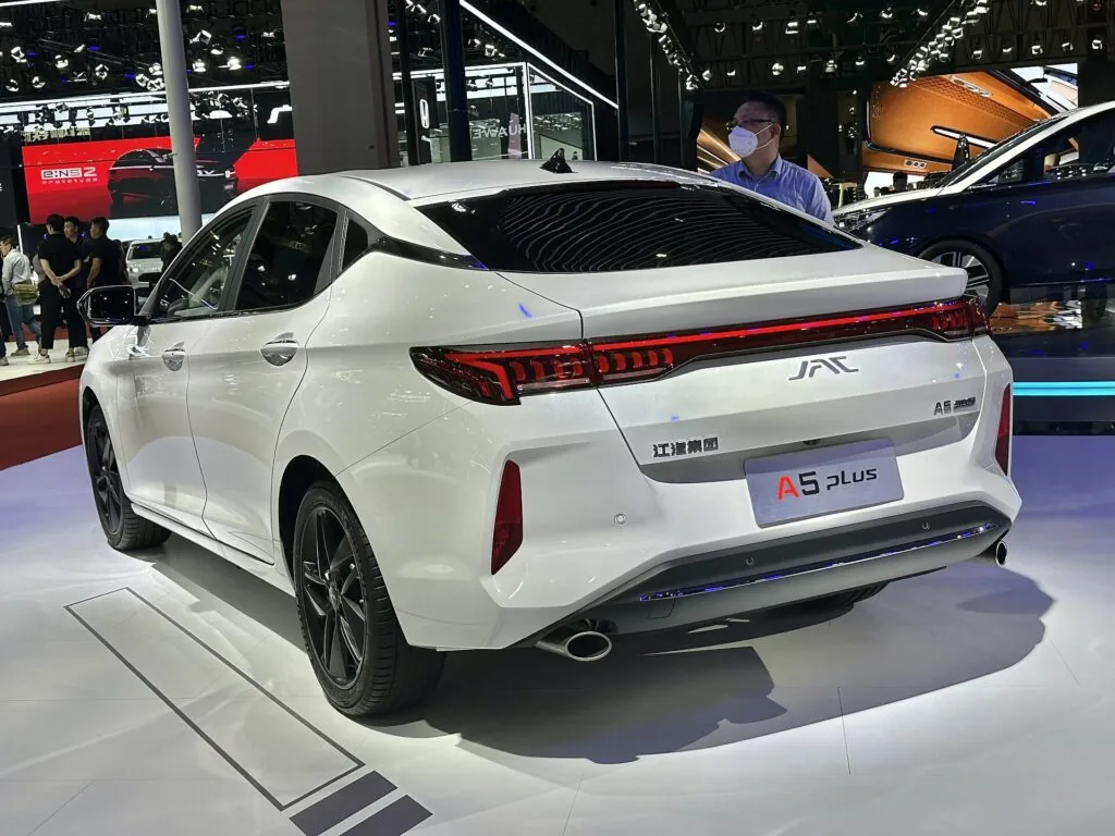 JAC J7 Plus – widok z tyłu