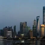 Wieżowce dzielnicy Pudong w Szanghaju o zmierzchu